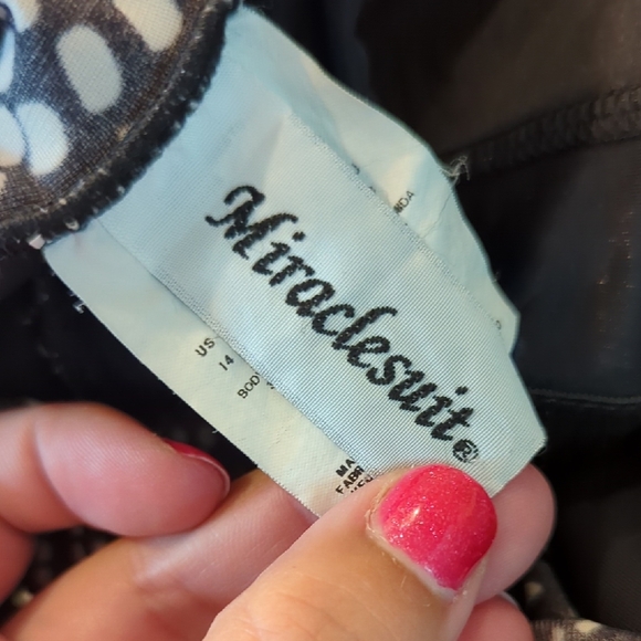 Miraclesuit Black‎ and White One Piece Swimsuit - Picture 6 of 7